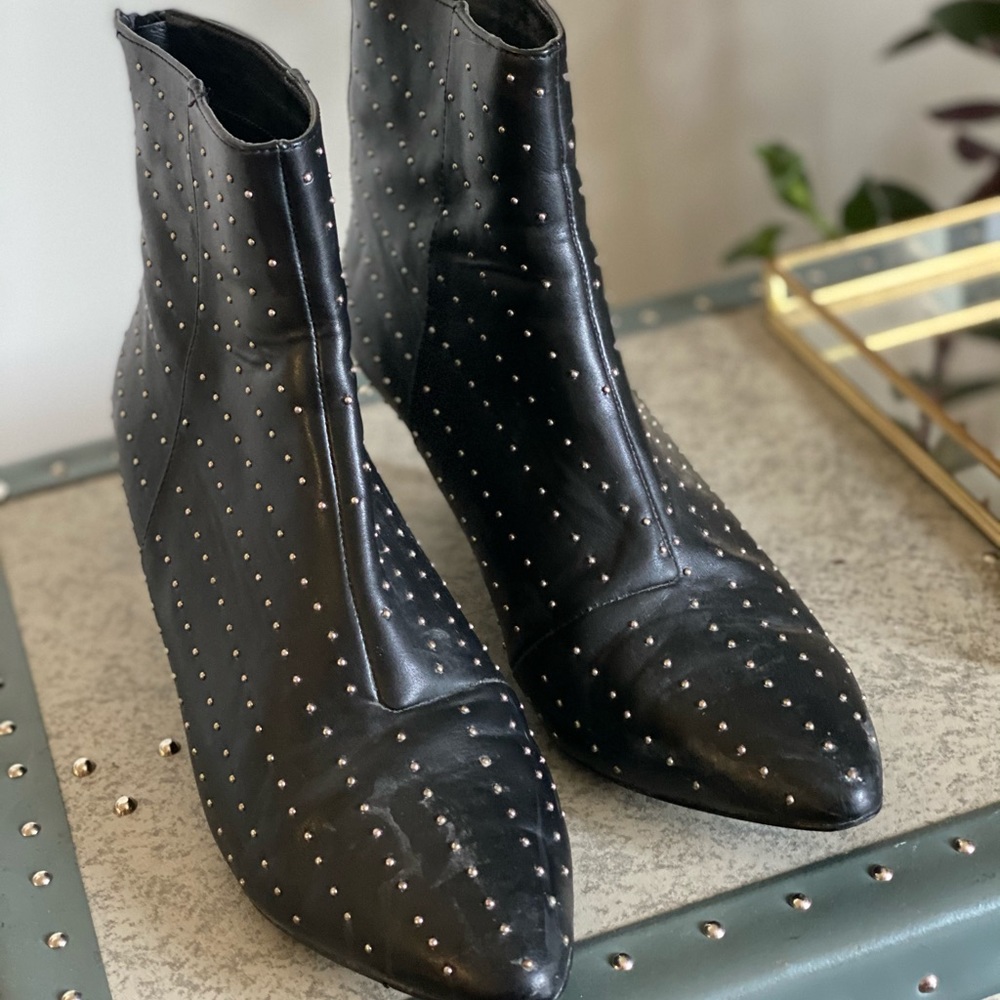 Urban Outfitters ankle boot stiletto with metal detailing. Size 9.